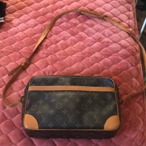 Cross body authentic Louis Vuitton